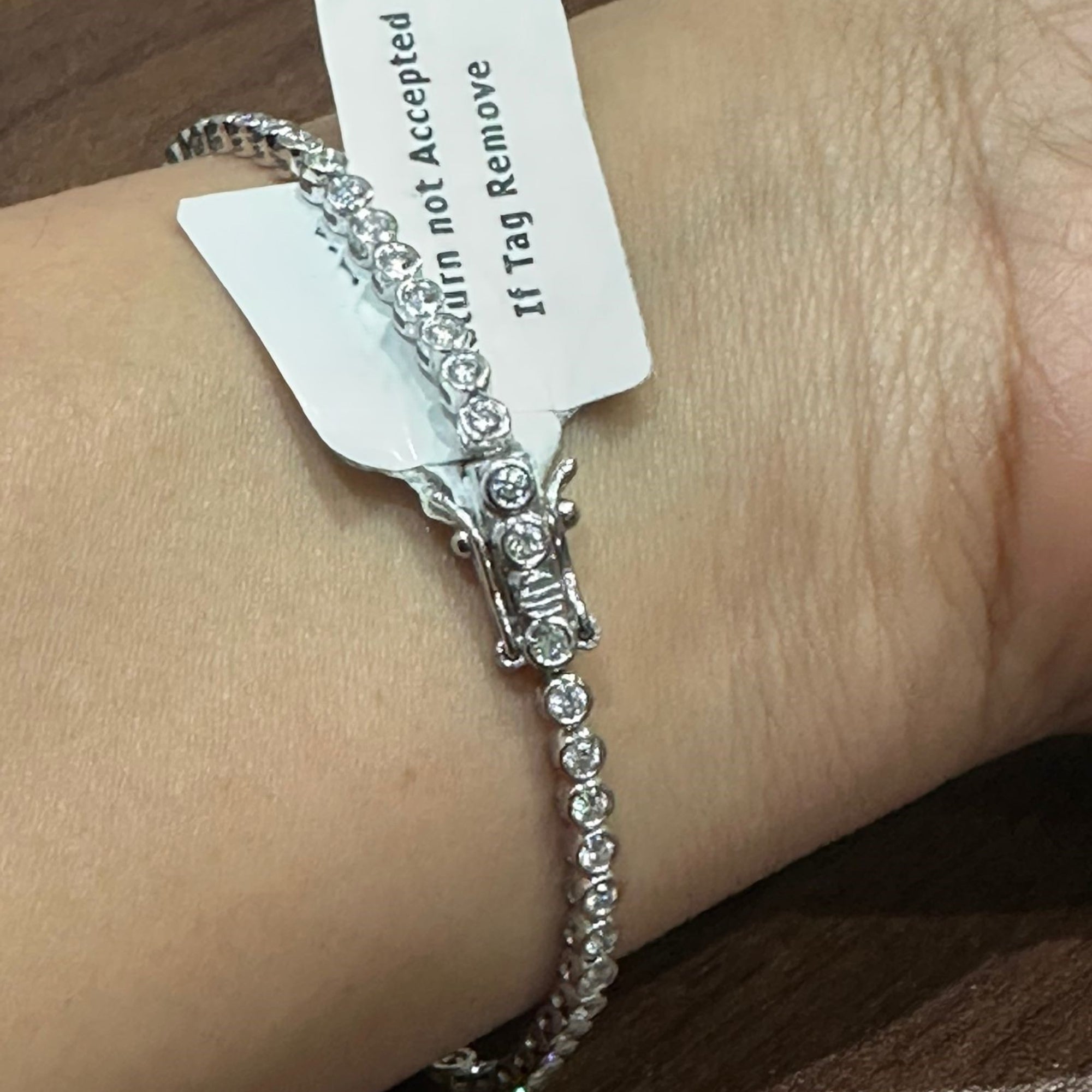 Tennisarmband mit im Labor gezüchteten Diamanten im Rundschliff und Zargenfassung aus 9-karätigem Weißgold