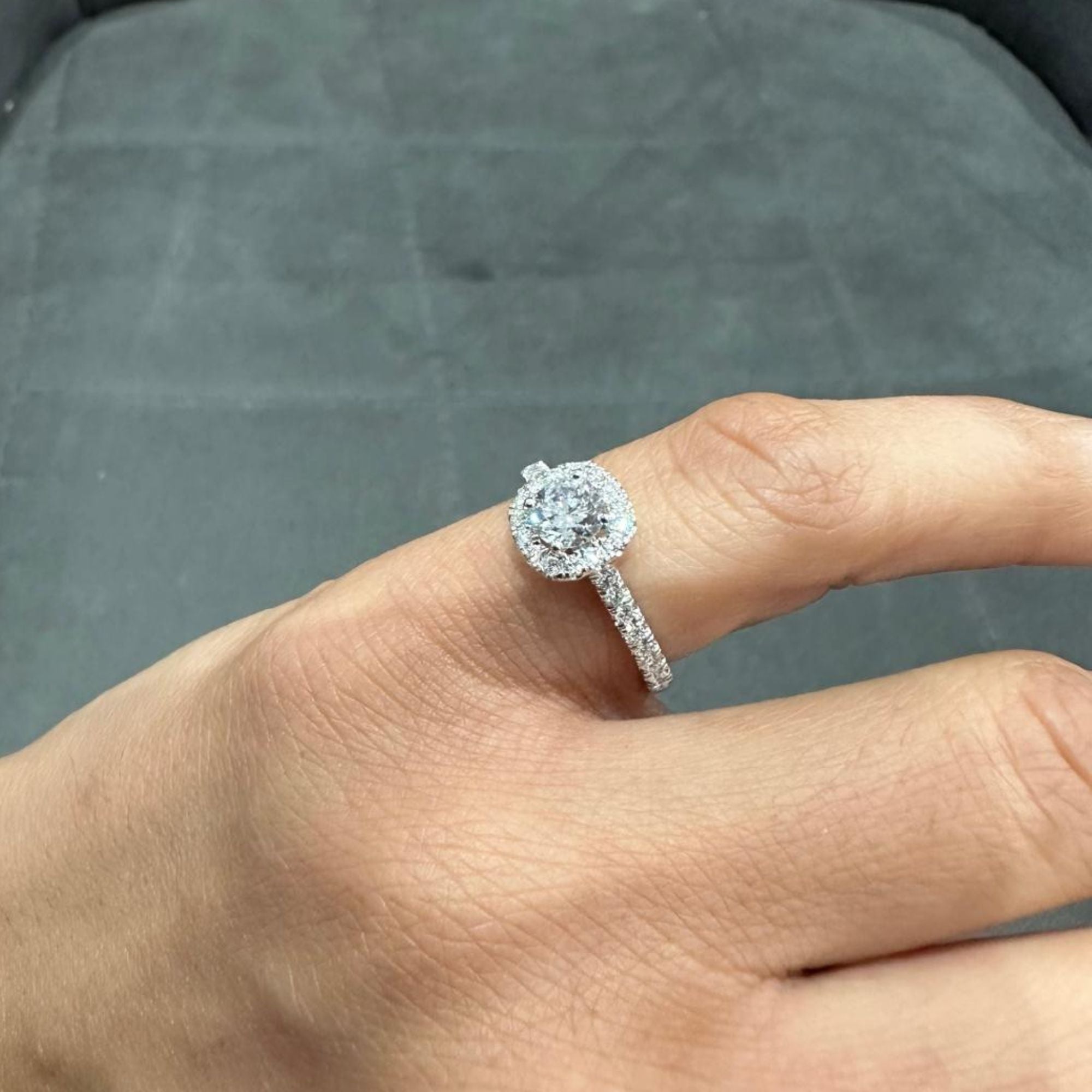 Verlobungsring mit Halo-Fassung und einem 1,00 Karat schweren, im Labor gezüchteten Diamanten im Solitär-Design aus 9-karätigem Weißgold