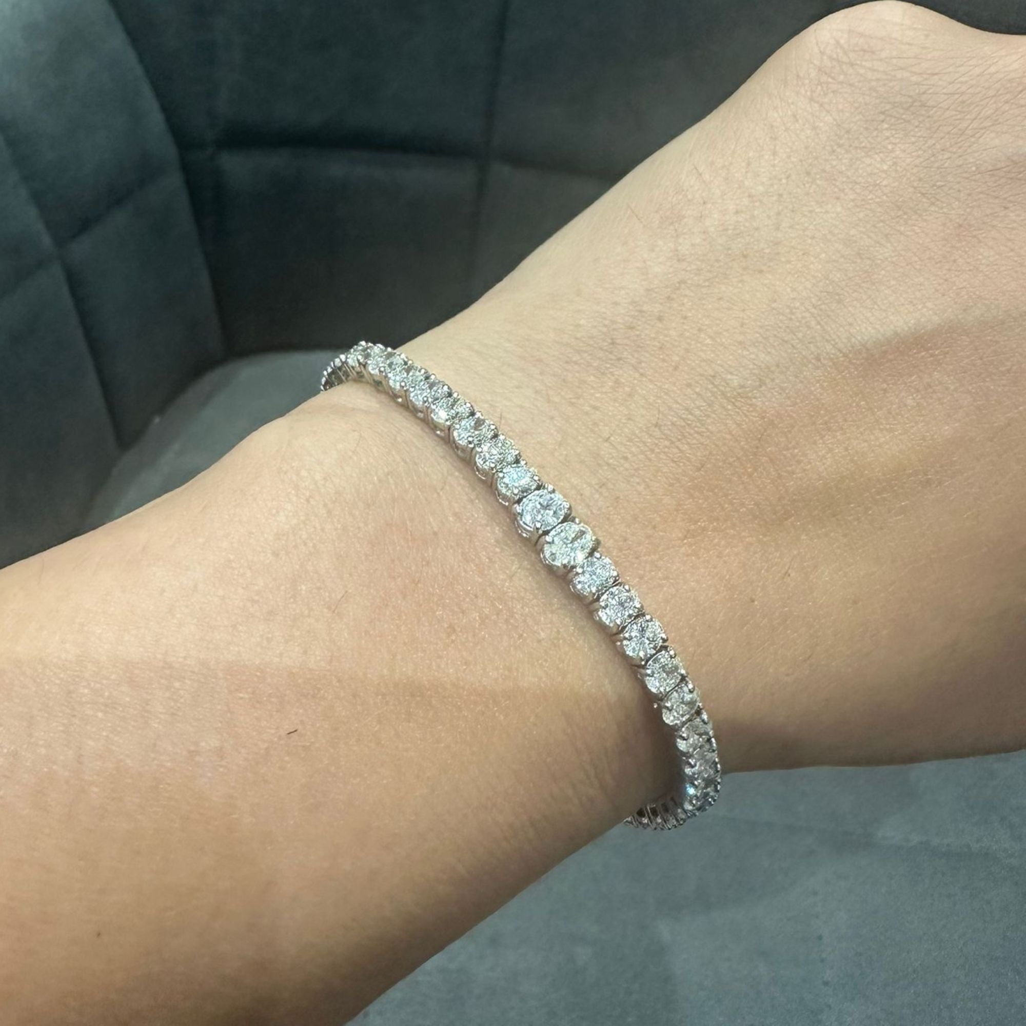 Tennisarmband mit ovalem, 7,08 ct schwerem Naturdiamanten in 18-karätigem Weißgold | Feiner Schmuck