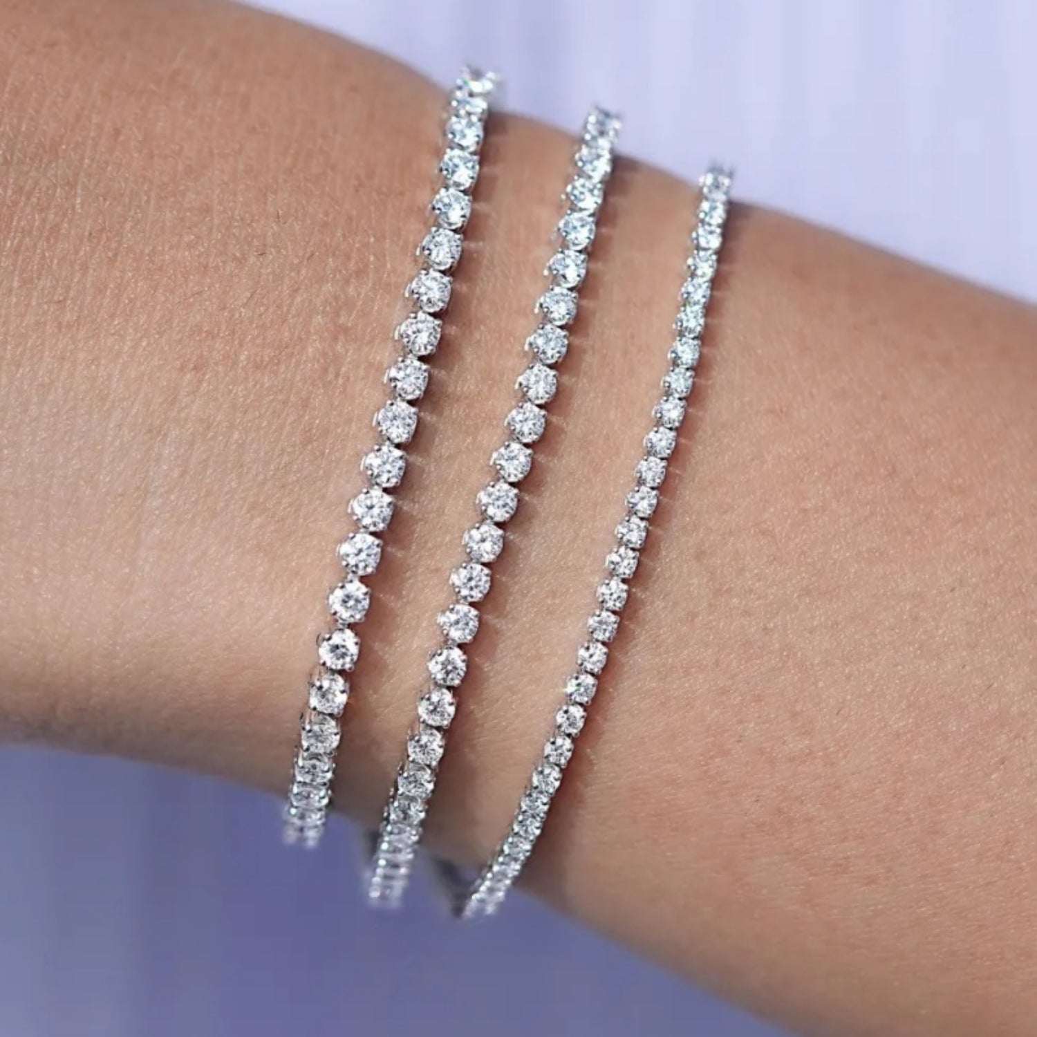 Bracelet de tennis serti de diamants illusion cultivés en laboratoire et monté sur argent sterling 925