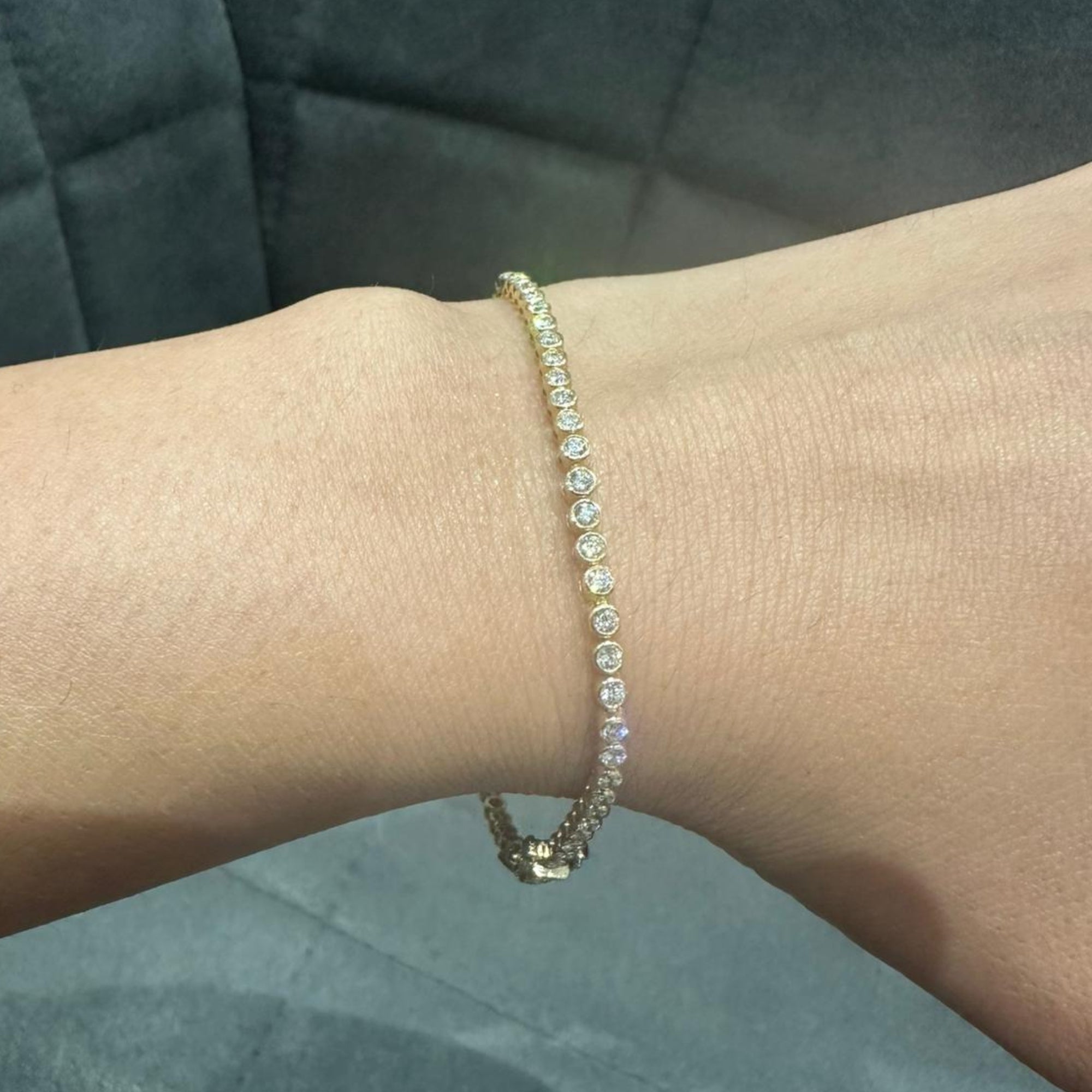 Tennisarmband aus 9-karätigem Gelbgold mit runden, natürlichen Diamanten in Zargenfassung, Geschenk für Damen