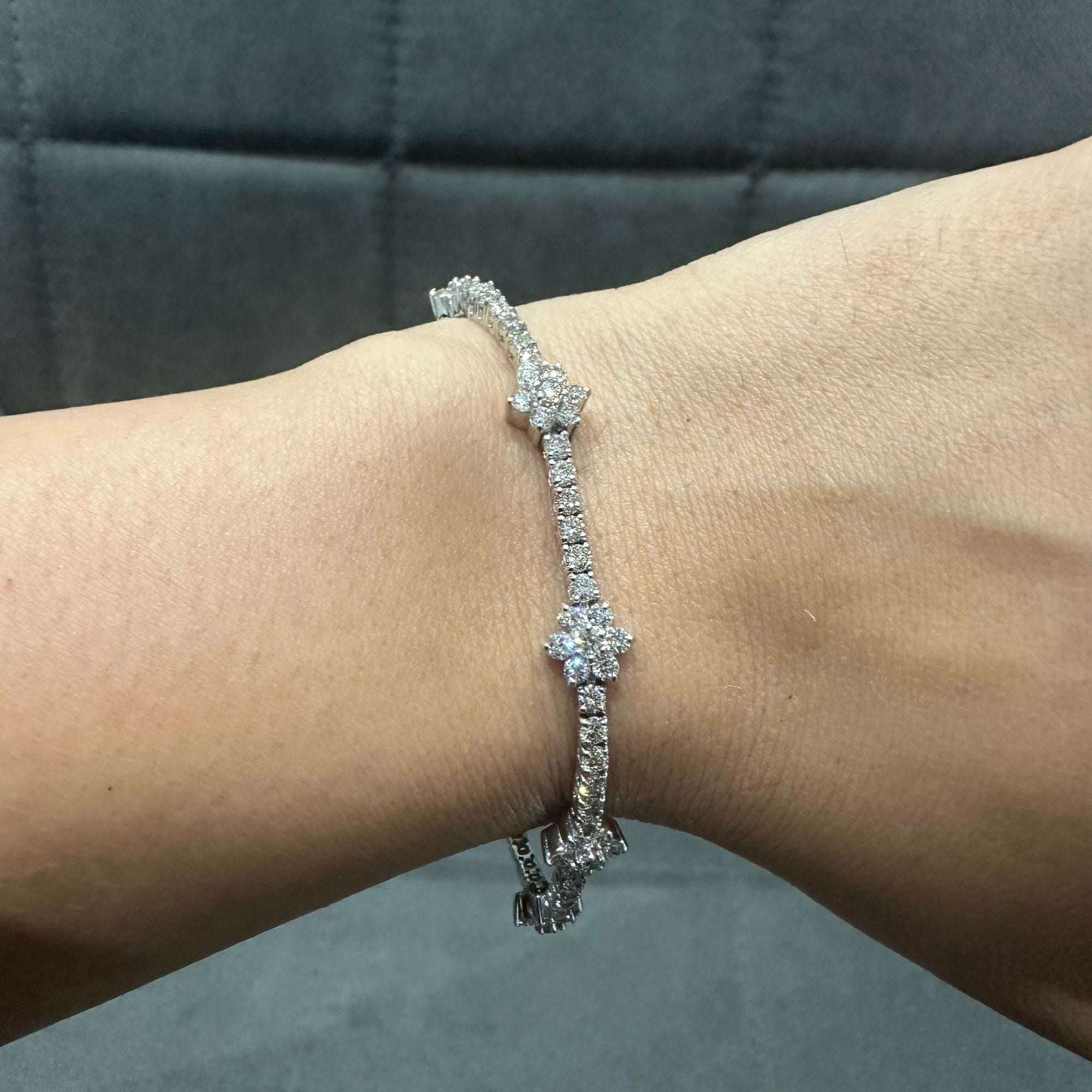 Tennisarmband mit 5,25 Karat runden Naturdiamanten in 9-karätigem Weißgold