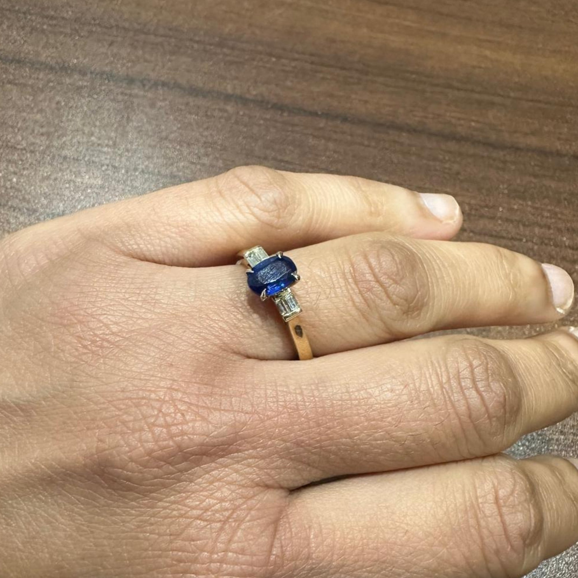 Dreisteinring aus 9-karätigem Gelbgold mit ovalem, natürlichem Saphir und Krappenfassung