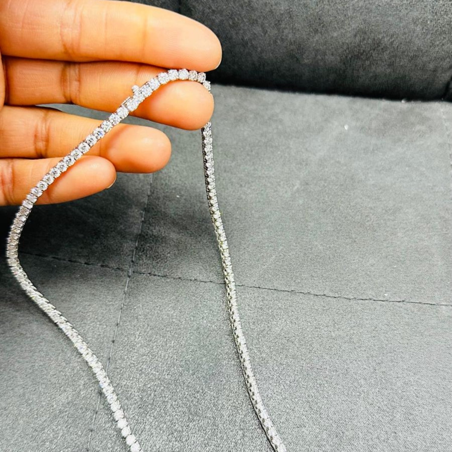 Pendentif solitaire en or blanc 9 carats, serti d'un diamant de laboratoire taille ronde de 0,40 carat.