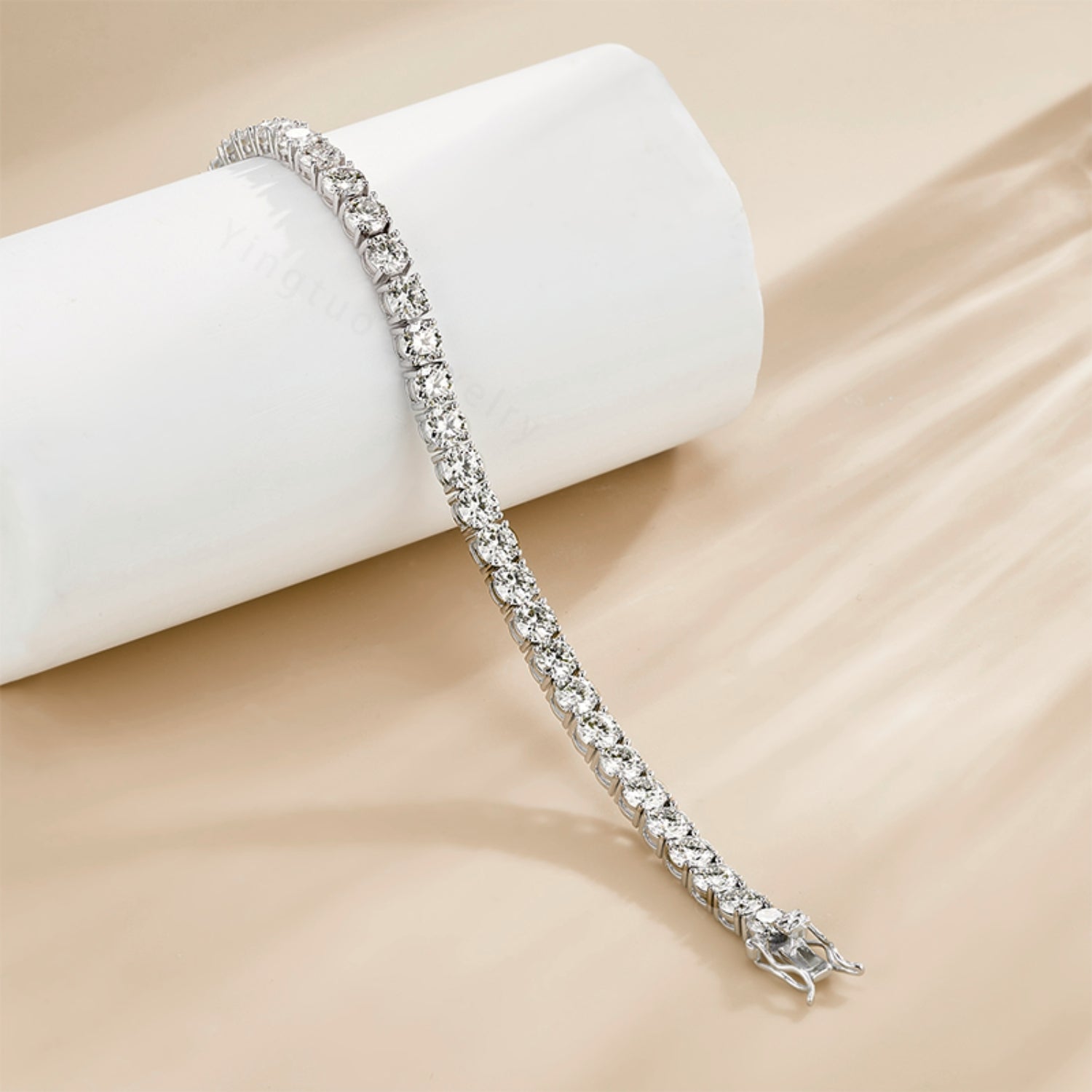 Bracelet de tennis serti de diamants illusion cultivés en laboratoire et monté sur argent sterling 925