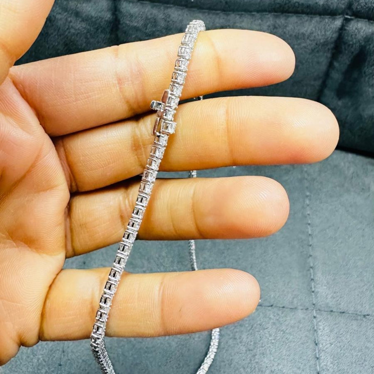 Pendentif solitaire en or blanc 9 carats, serti d'un diamant de laboratoire taille ronde de 0,40 carat.