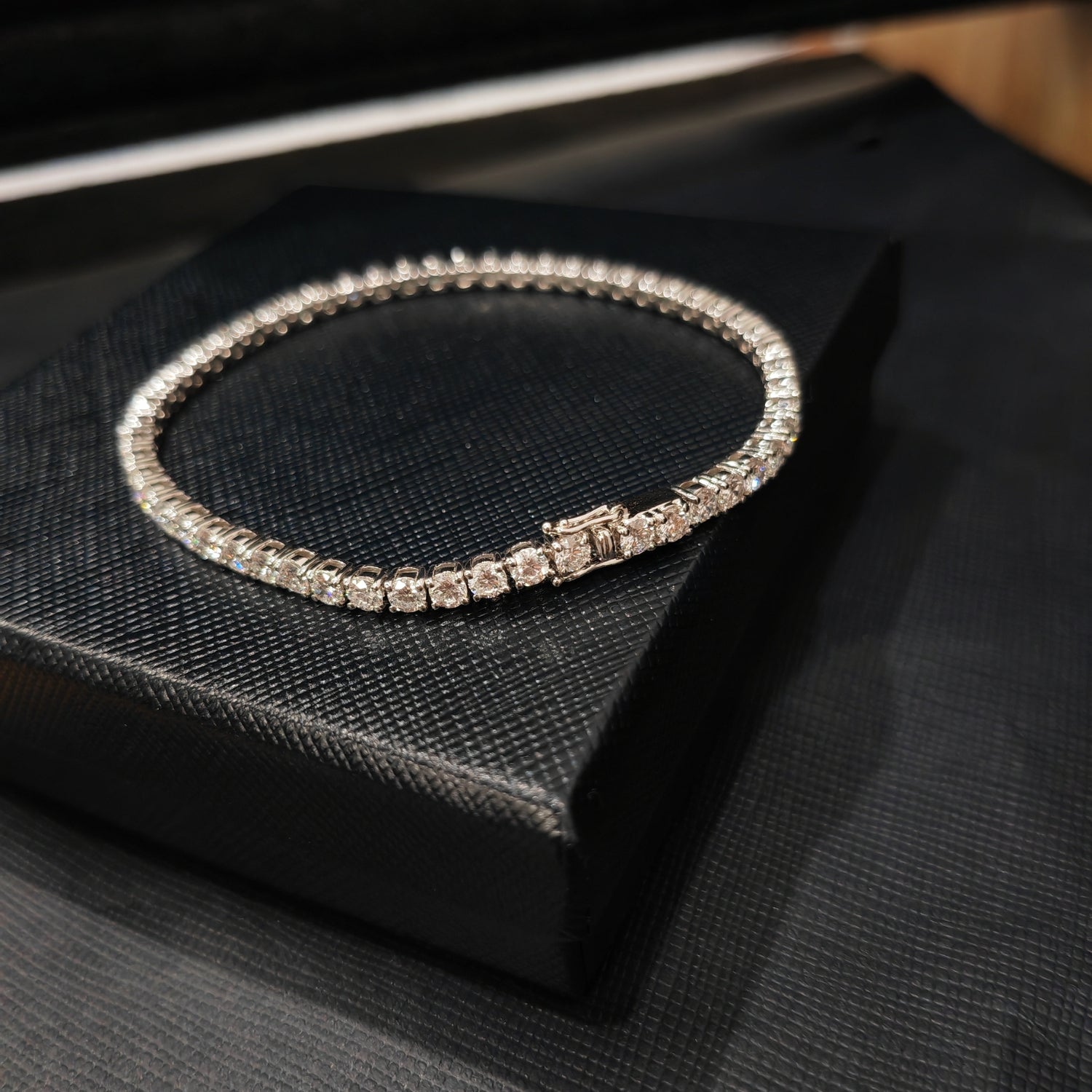 Bracelet de tennis serti de diamants illusion cultivés en laboratoire et monté sur argent sterling 925