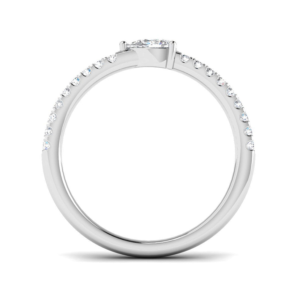 Elegant pear-shaped diamond ring in white gold with side diamonds