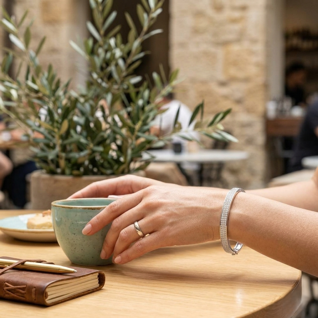Bracelet de tennis de luxe en or et platine, serti de diamants ronds.