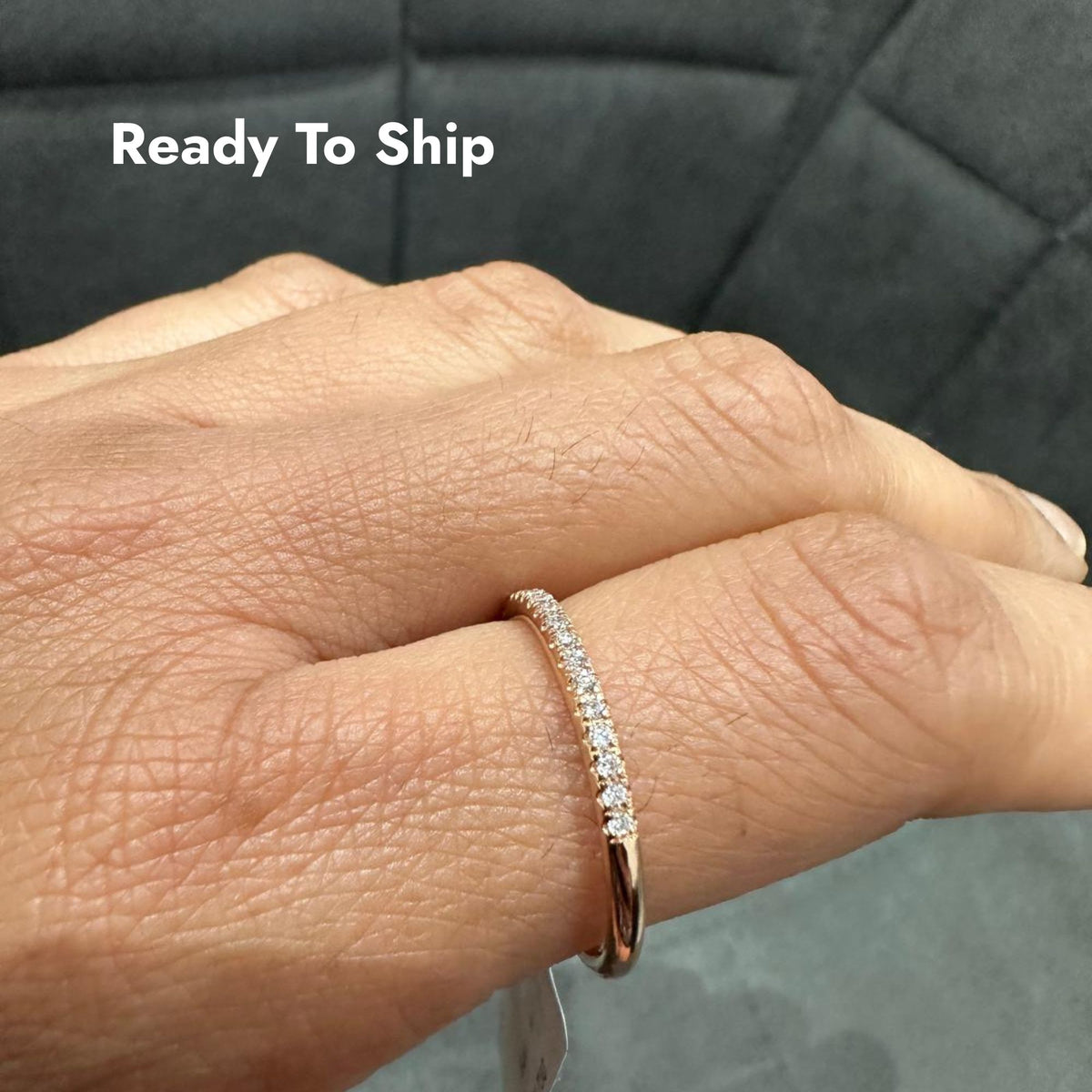 Bague demi-alliance en or rose 9 carats sertie de diamants de laboratoire micro-pavés pour femme