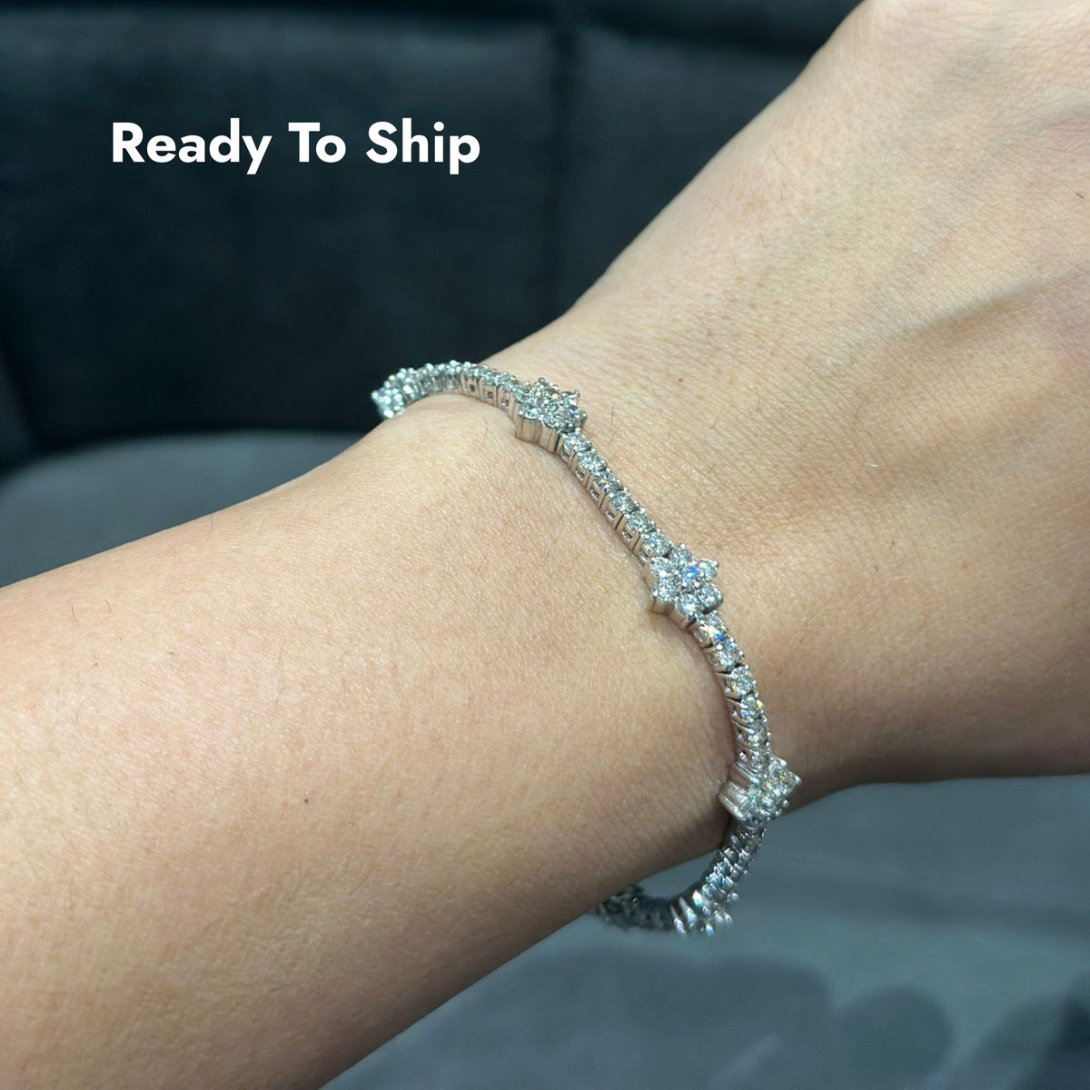 Tennisarmband mit 5,25 Karat runden Naturdiamanten in 9-karätigem Weißgold