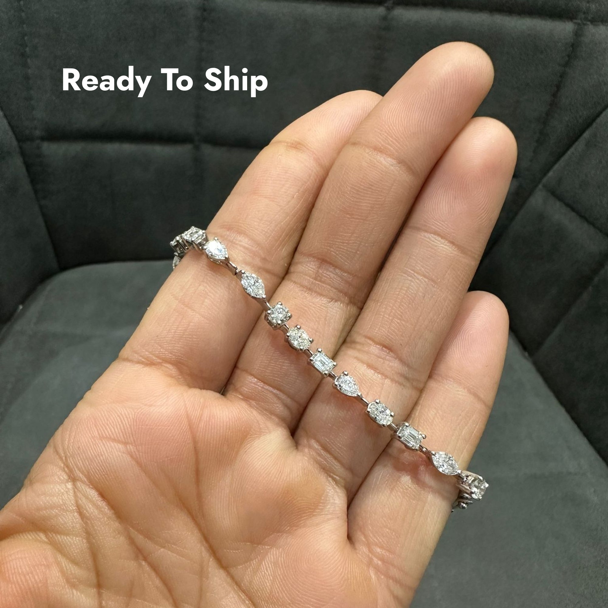 Bracelet en or blanc 14 carats serti de diamants naturels de formes variées, totalisant 6,00 carats.