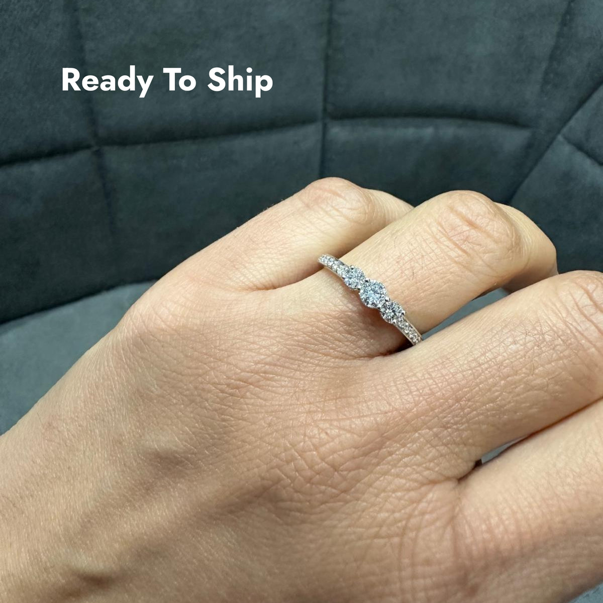 Bague trois diamants de laboratoire sertis griffes, idéale comme cadeau d'anniversaire - en argent 925