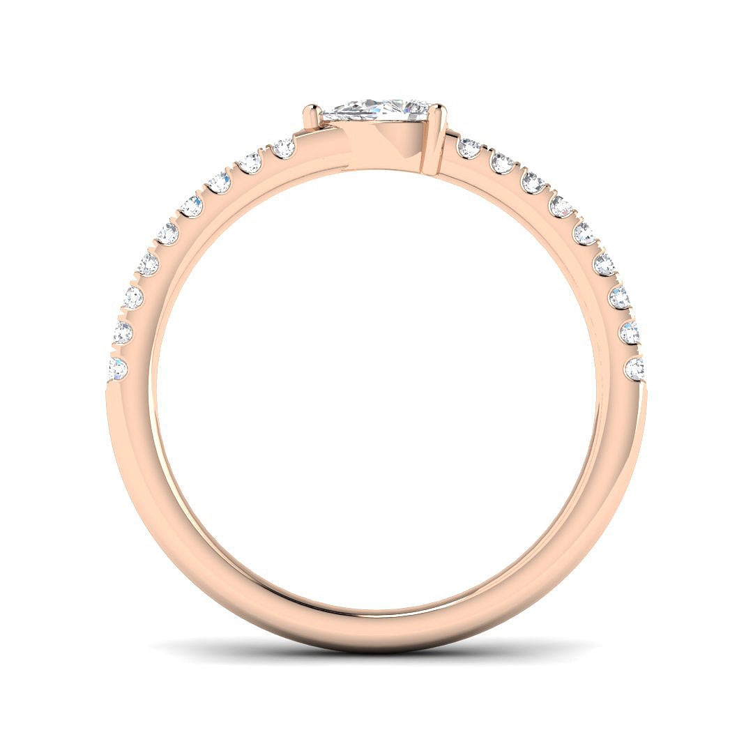 Romantic pear-shaped diamond ring in rose gold with side diamonds