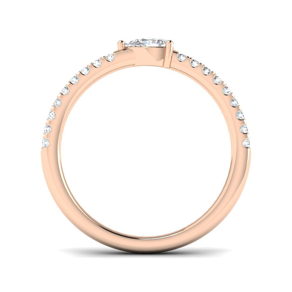 Romantic pear-shaped diamond ring in rose gold with side diamonds
