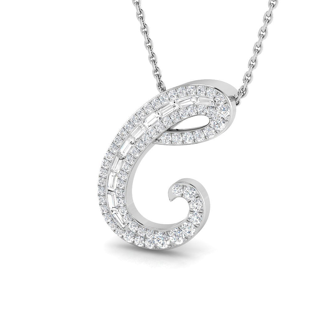 Anhänger mit auffälligem Diamantschriftzug und dem Initial "C" sowie Baguette- und Runddiamanten