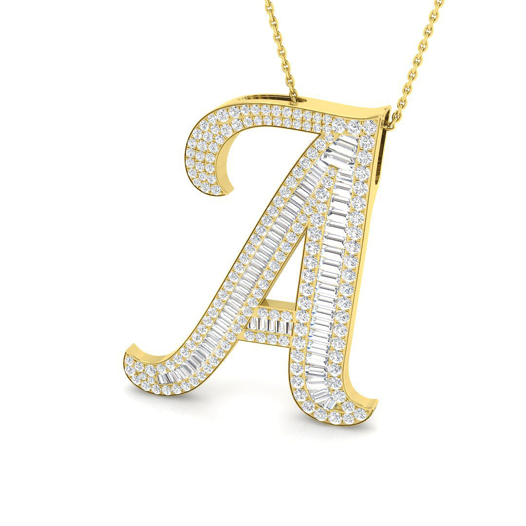 Anhänger aus Gelbgold mit Diamanten in Form des Anfangsbuchstabens „A“ und Baguette- sowie Rundschliffdiamanten
