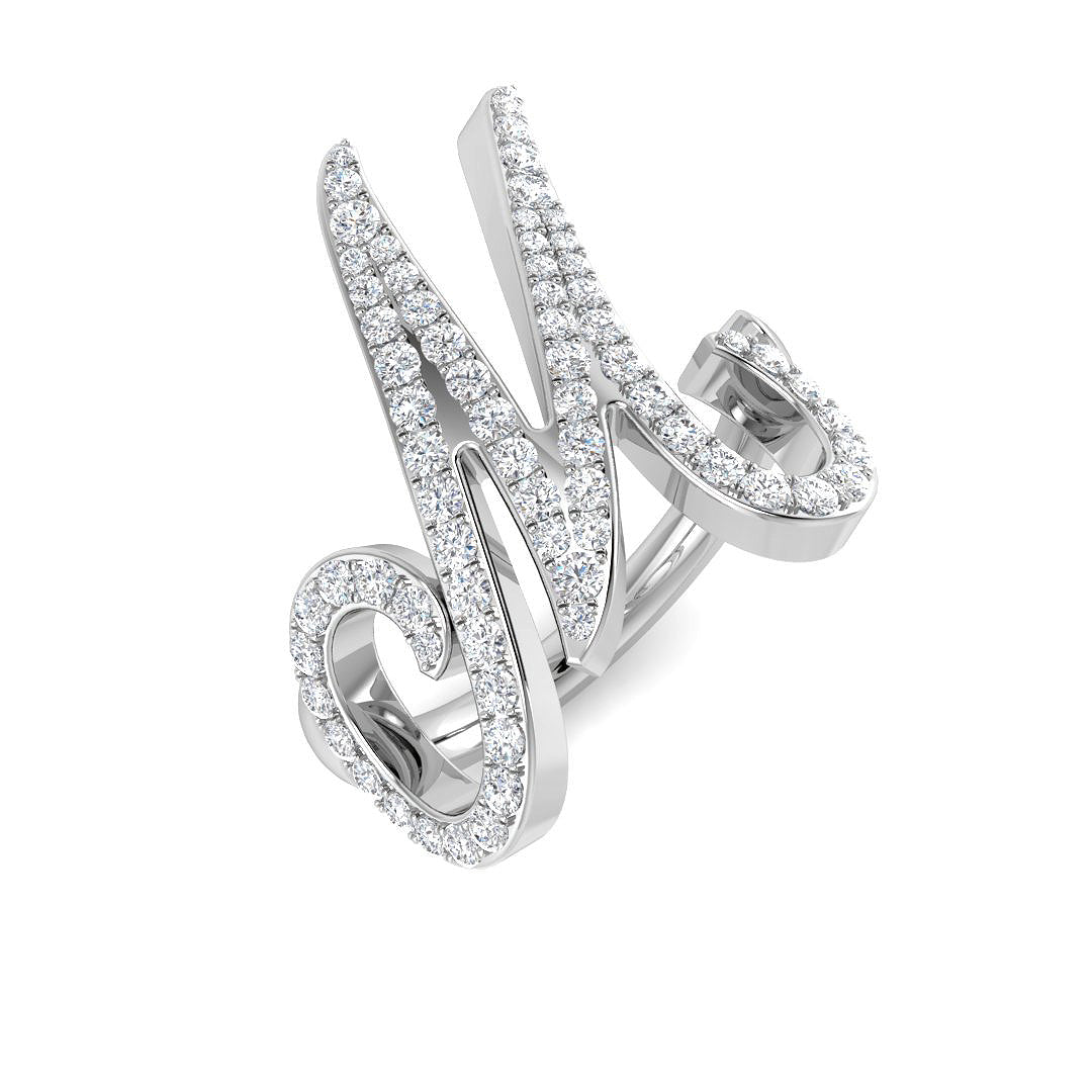 Bague initiale M en écriture cursive, sertie de diamants ronds de 0,72 carat en micro-pavé.