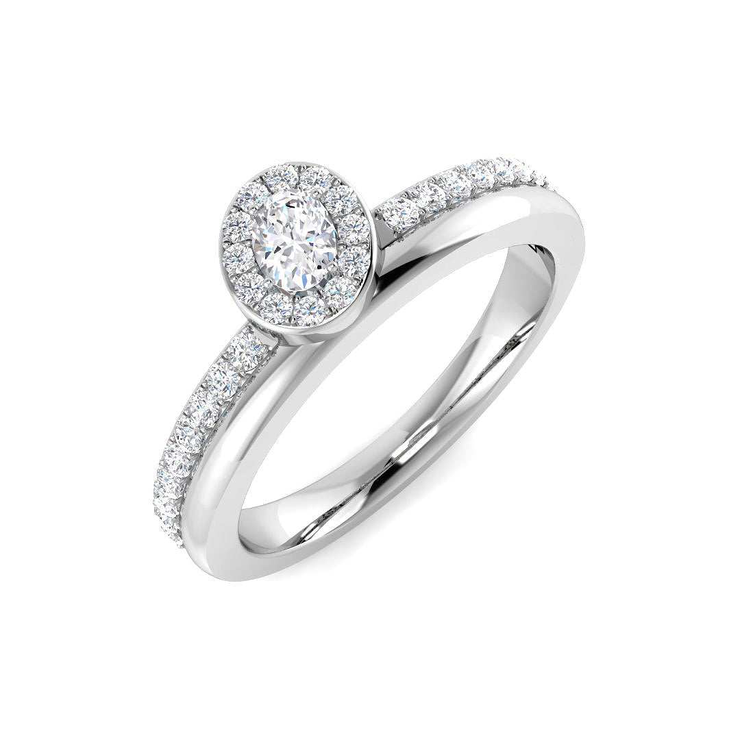 Verlobungsring mit Halo aus natürlichen runden und ovalen Diamanten.