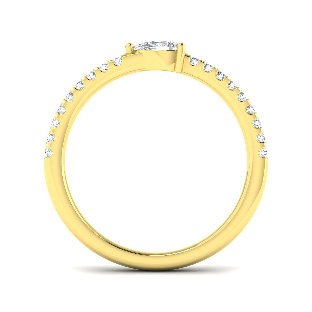 Stunning pear-shaped diamond ring in yellow gold with side diamonds