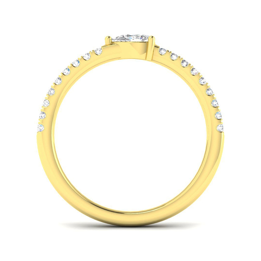 Stunning pear-shaped diamond ring in yellow gold with side diamonds