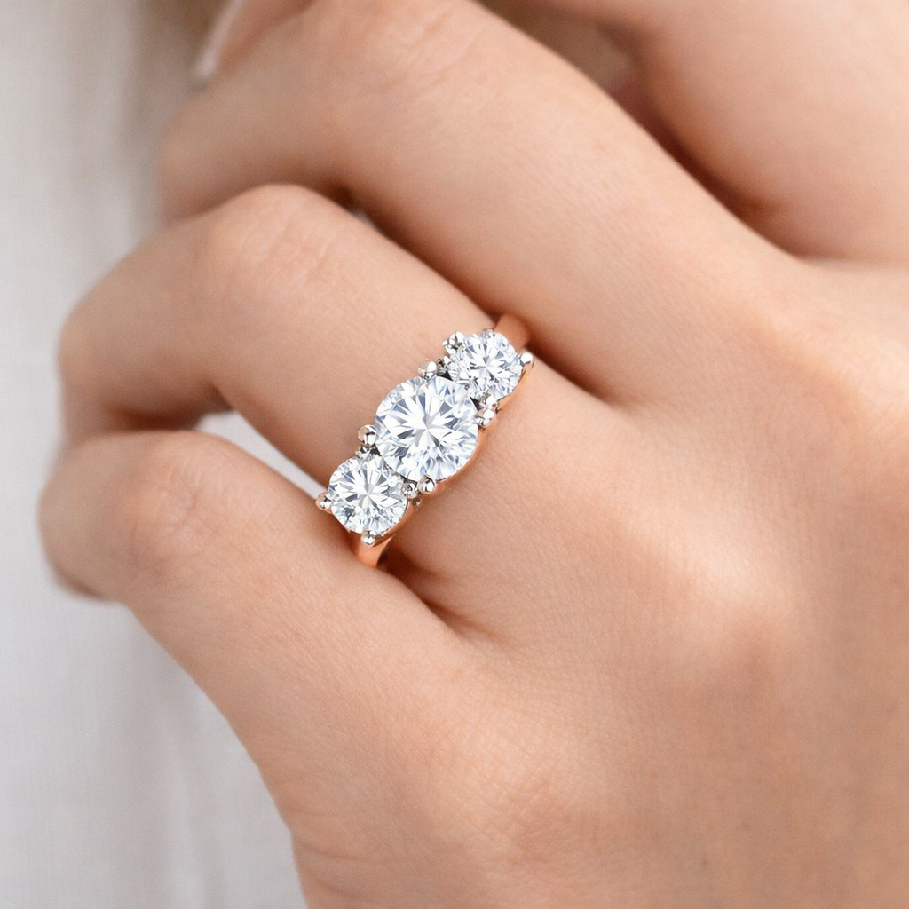 Bague à trois diamants de laboratoire ronds D/VVS