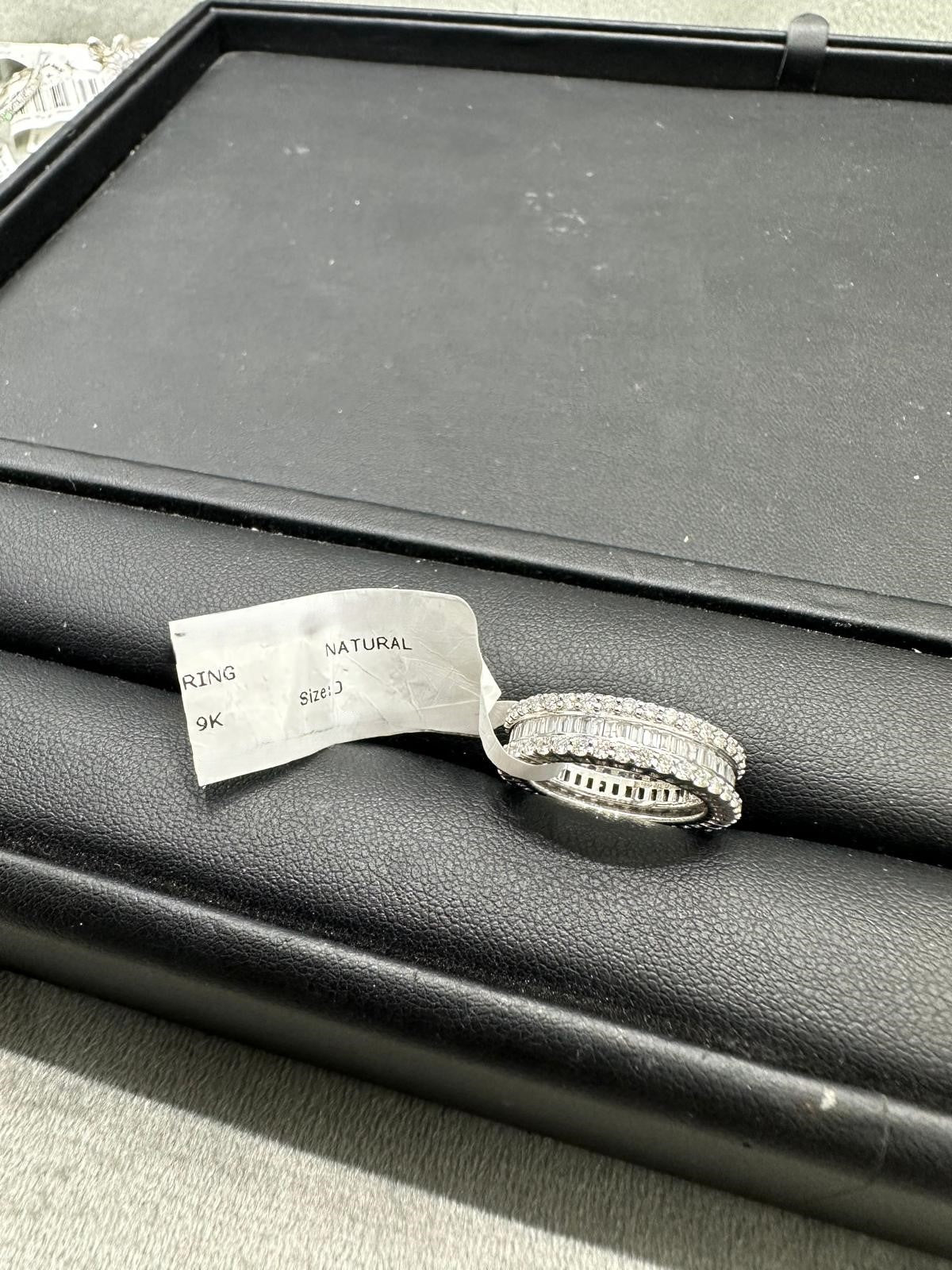 Alliance solitaire à six griffes de 1,0 carat en or blanc 9 carats