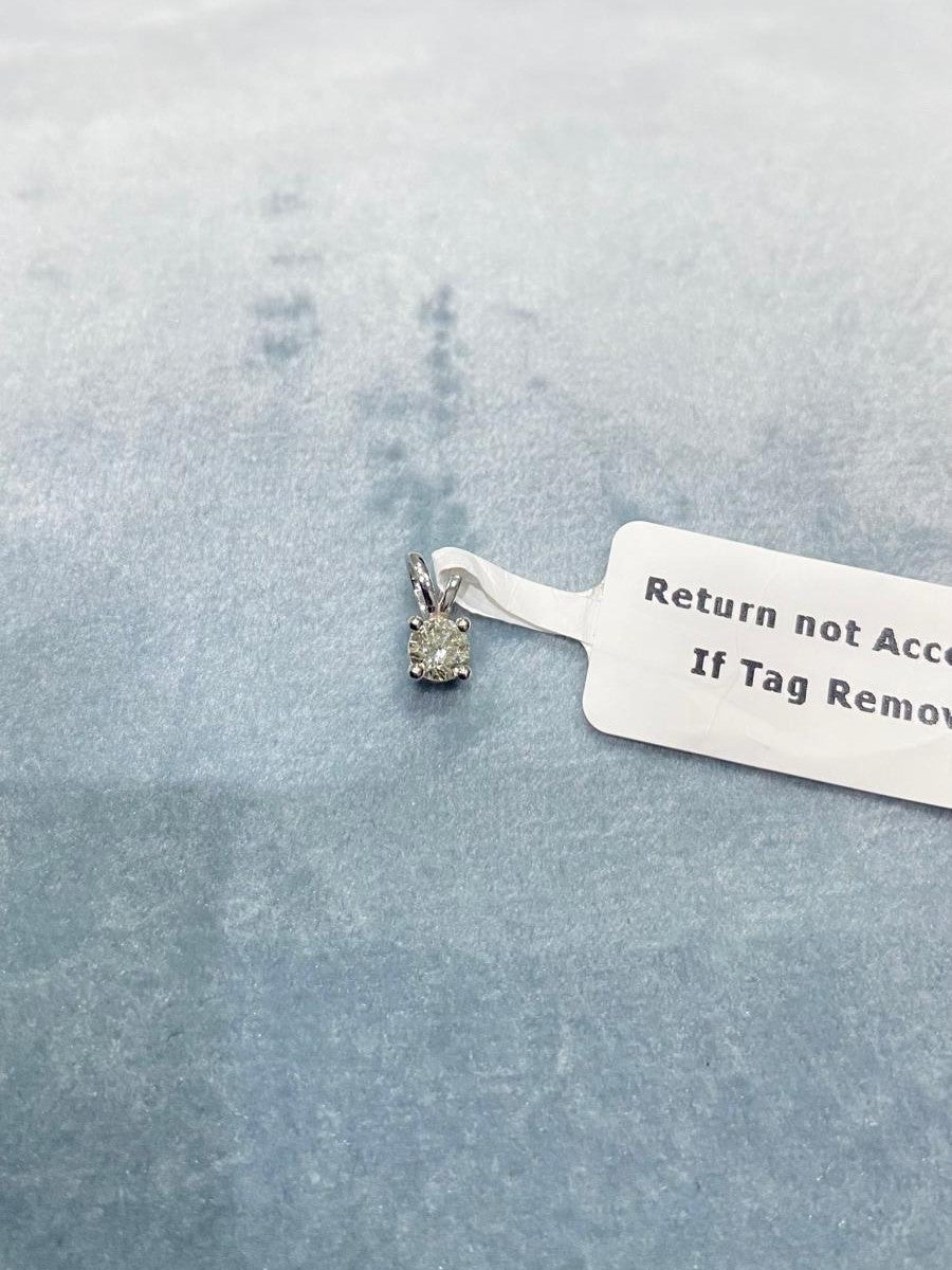 Pendentif solitaire rond en or blanc 14 carats à double anneau, serti d'un diamant naturel.