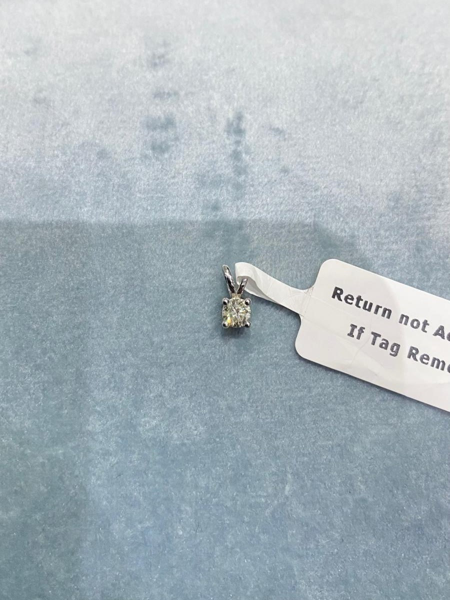 Pendentif solitaire rond en or blanc 14 carats à double anneau, serti d'un diamant naturel.