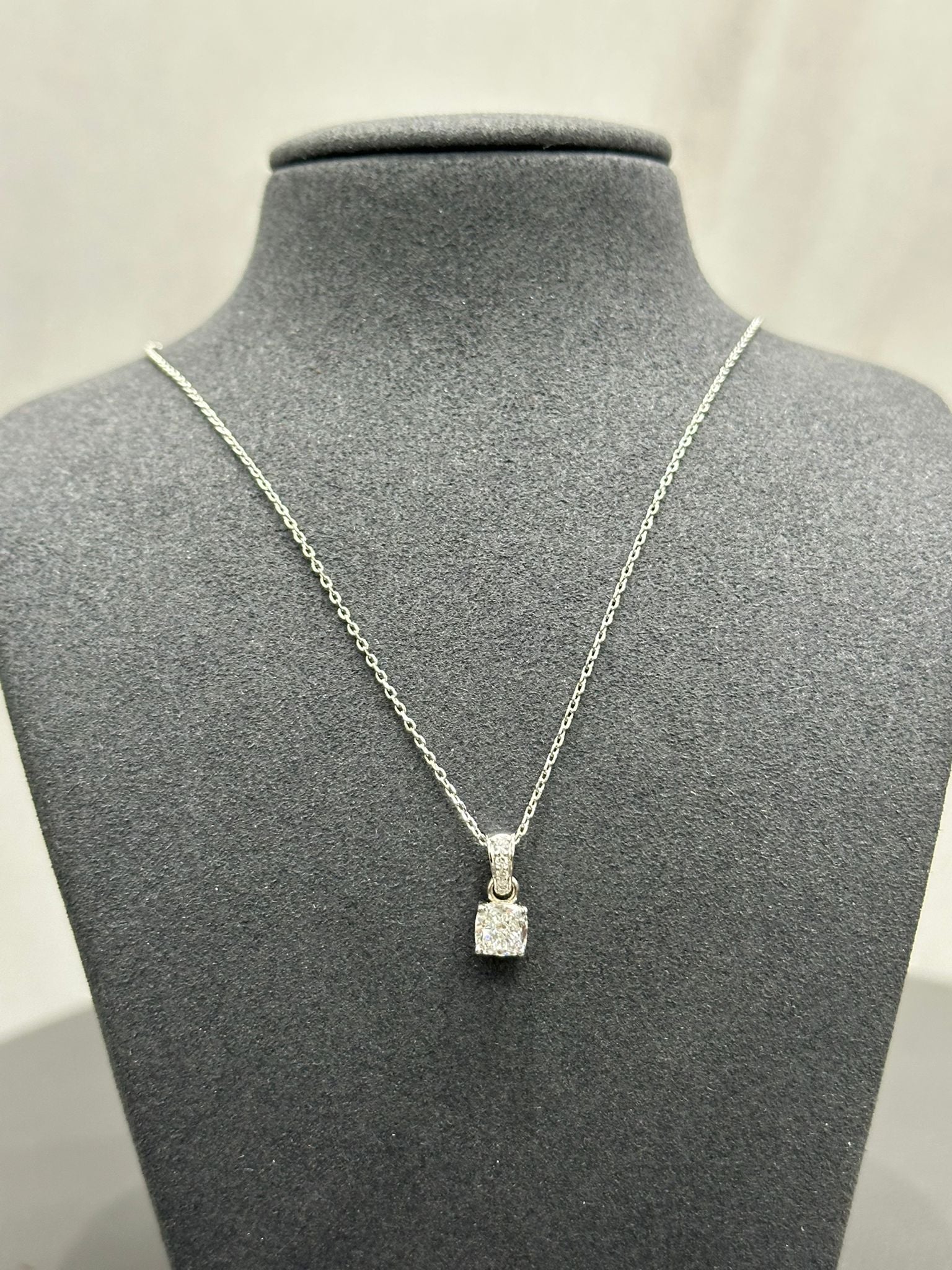 Pendentif solitaire en or blanc 18 carats, serti d'un diamant de laboratoire taille coussin de 1,07 carat.