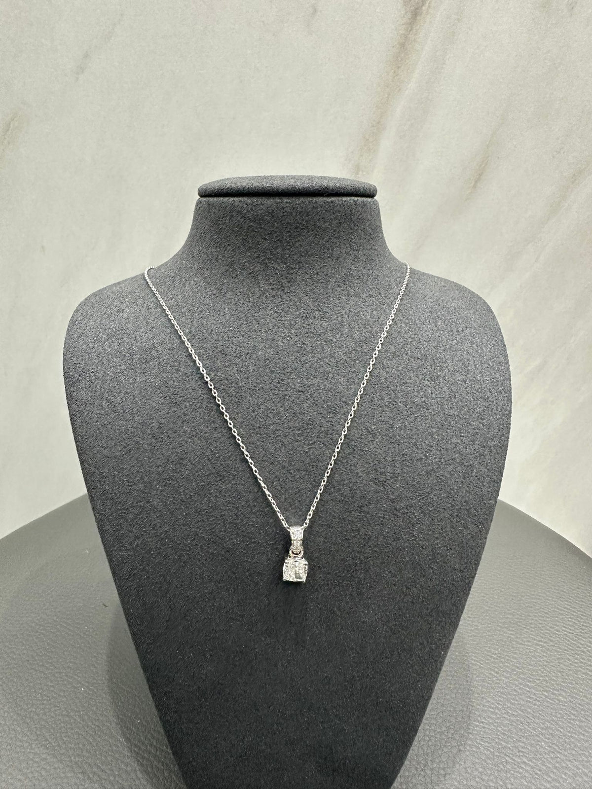 Pendentif solitaire en or blanc 18 carats, serti d'un diamant de laboratoire taille coussin de 1,07 carat.