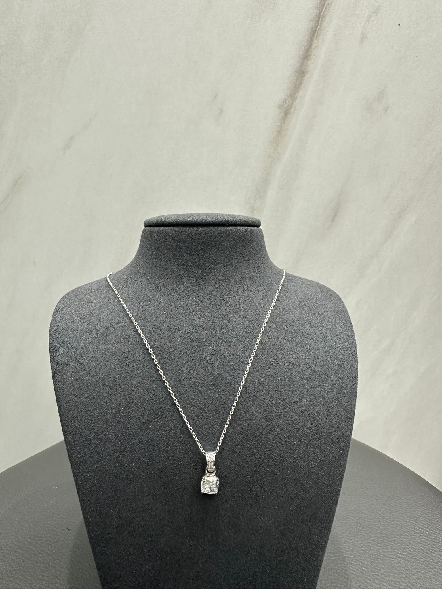 Pendentif solitaire en or blanc 18 carats, serti d'un diamant de laboratoire taille coussin de 1,07 carat.