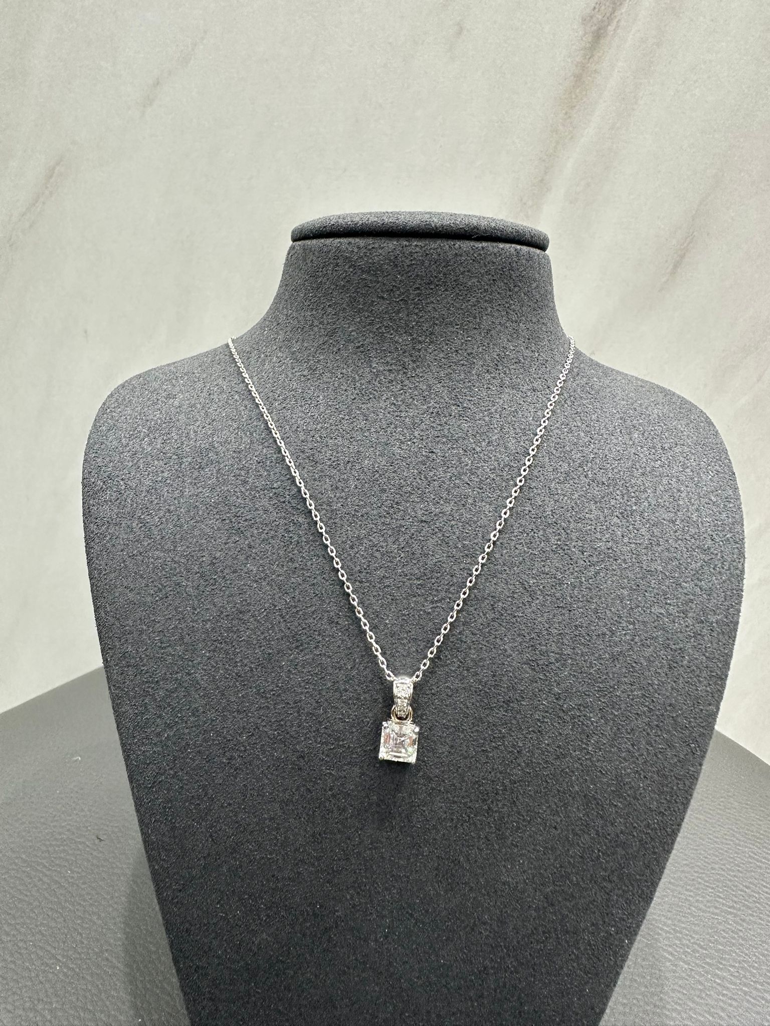 Pendentif solitaire en or blanc 18 carats serti d'un diamant de laboratoire taille Asscher