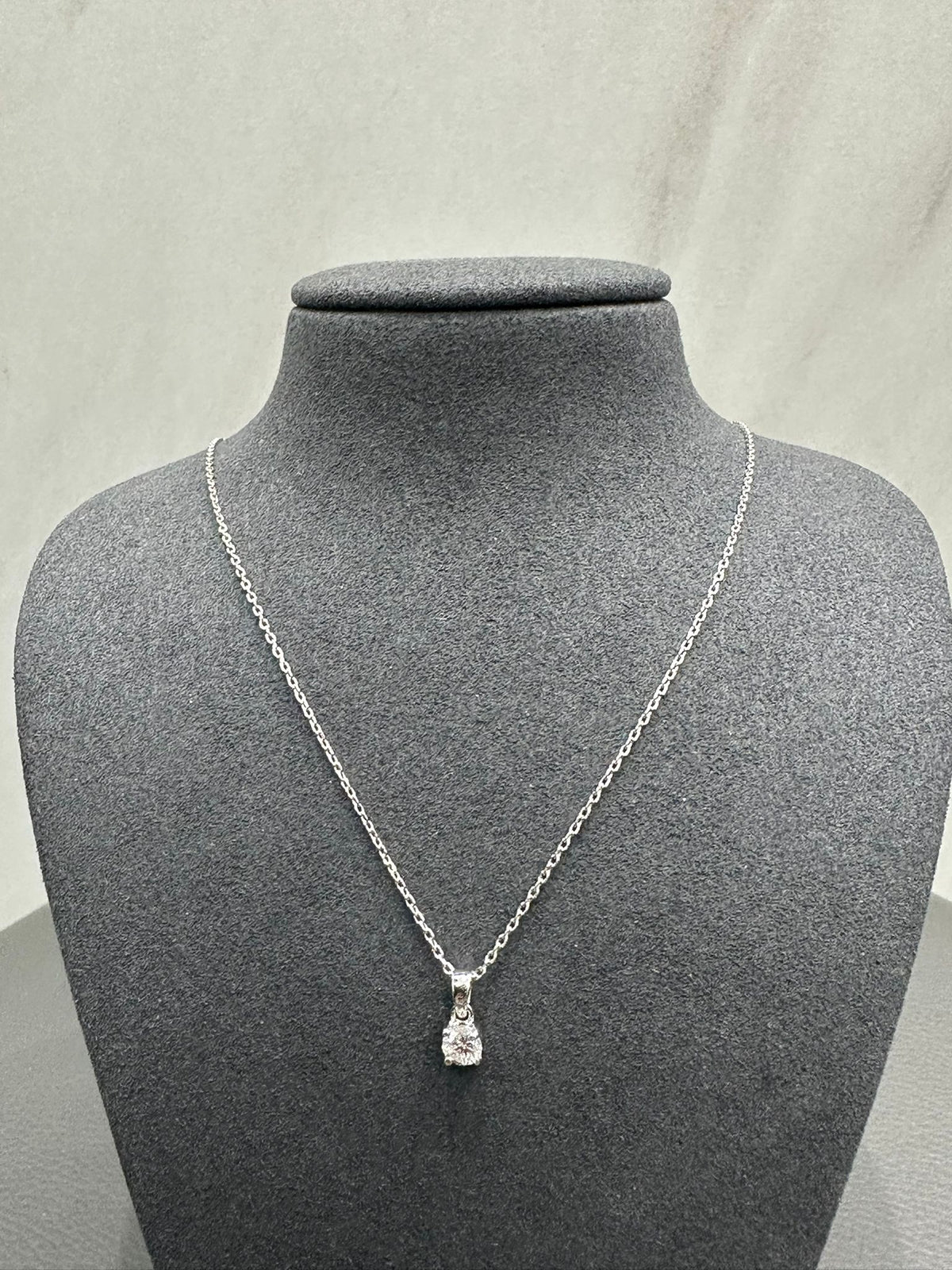 Runder Solitär-Anhänger mit 0,40 ct Labor-Diamanten, gefertigt aus 9-karätigem Weißgold.