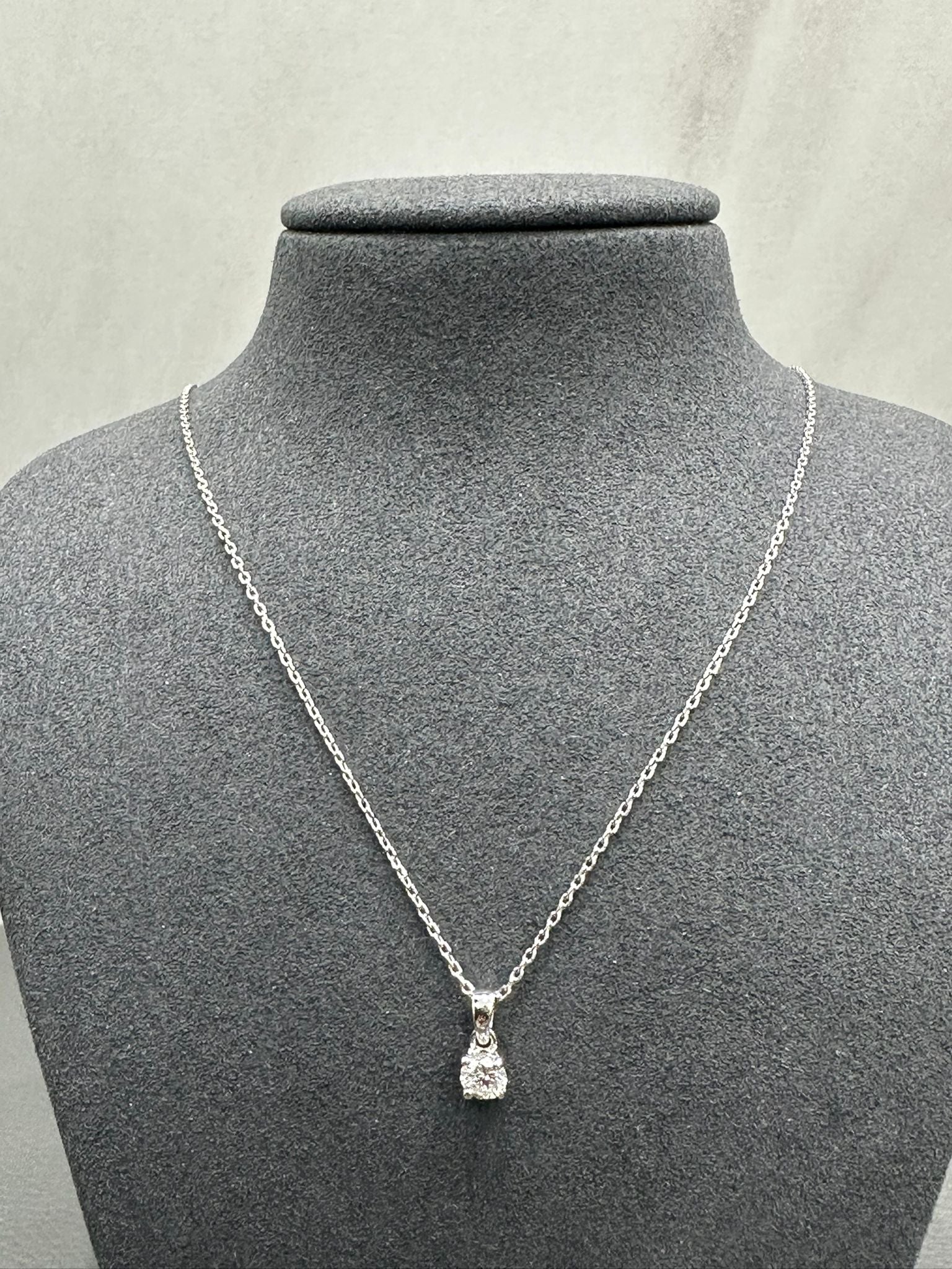 Runder Solitär-Anhänger mit 0,40 ct Labor-Diamanten, gefertigt aus 9-karätigem Weißgold.