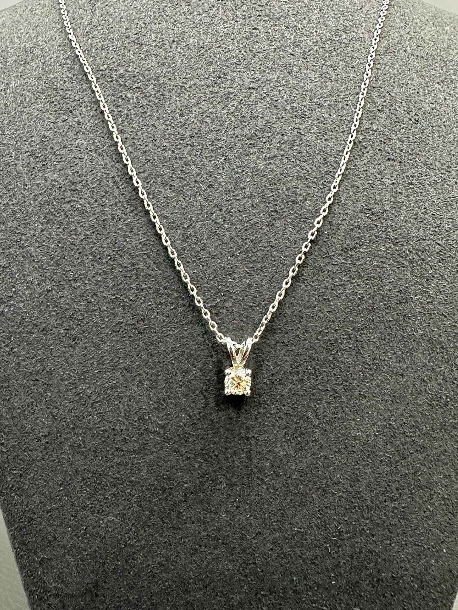 Pendentif solitaire rond en or blanc 14 carats à double anneau, serti d'un diamant naturel.