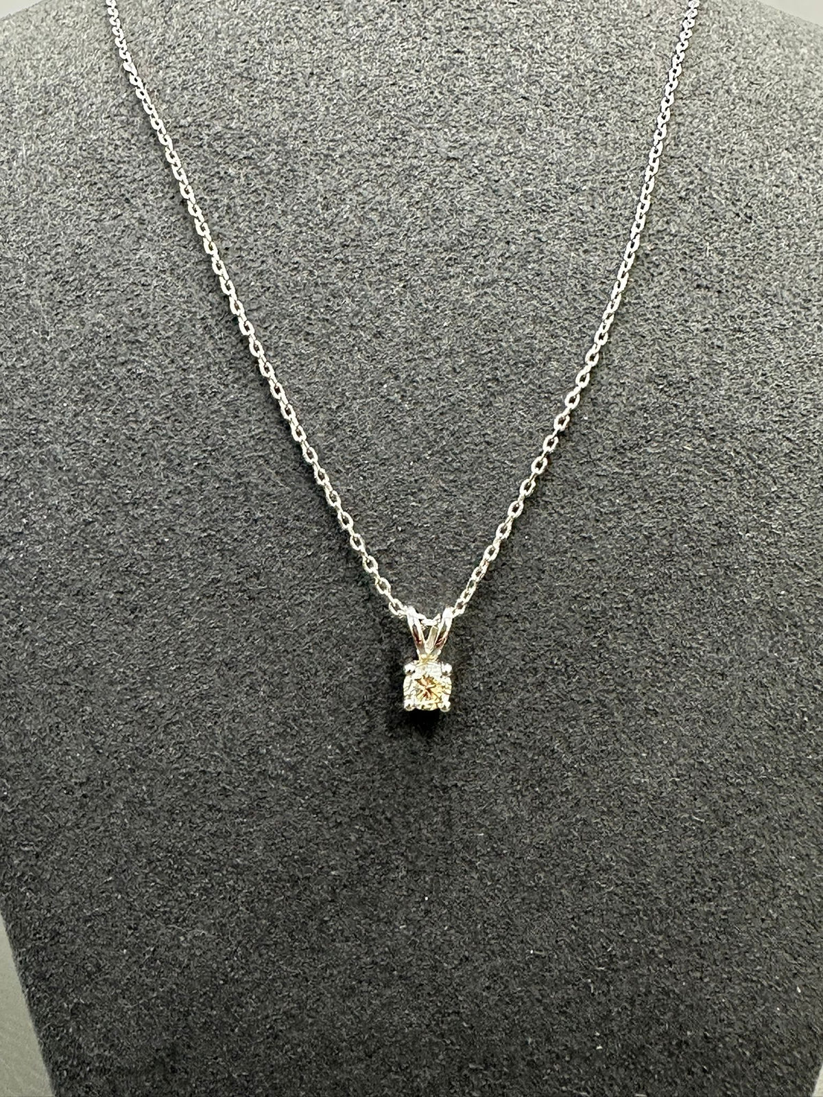 Pendentif solitaire rond en or blanc 14 carats à double anneau, serti d'un diamant naturel.