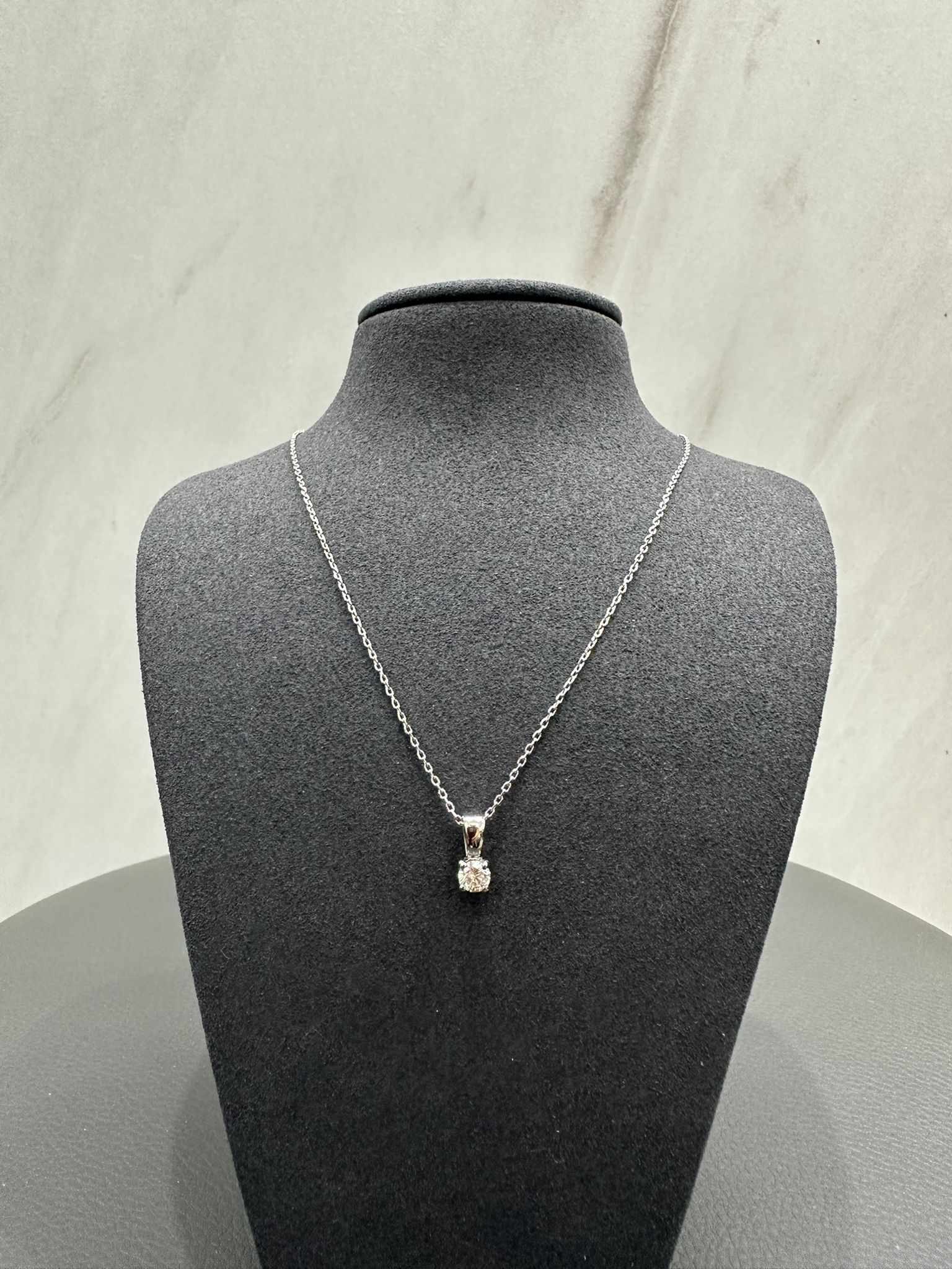 Runder Solitär-Anhänger mit 0,40 Karat Naturdiamant, gefertigt aus 9-karätigem Weißgold