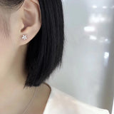 Boucles d'oreilles pendantes Aazuo en or blanc 18 carats, serties de véritables diamants en forme de piriforme et ornées de cinq fleurs féeriques. Idéales pour un mariage, des fiançailles ou une soirée. Au750 