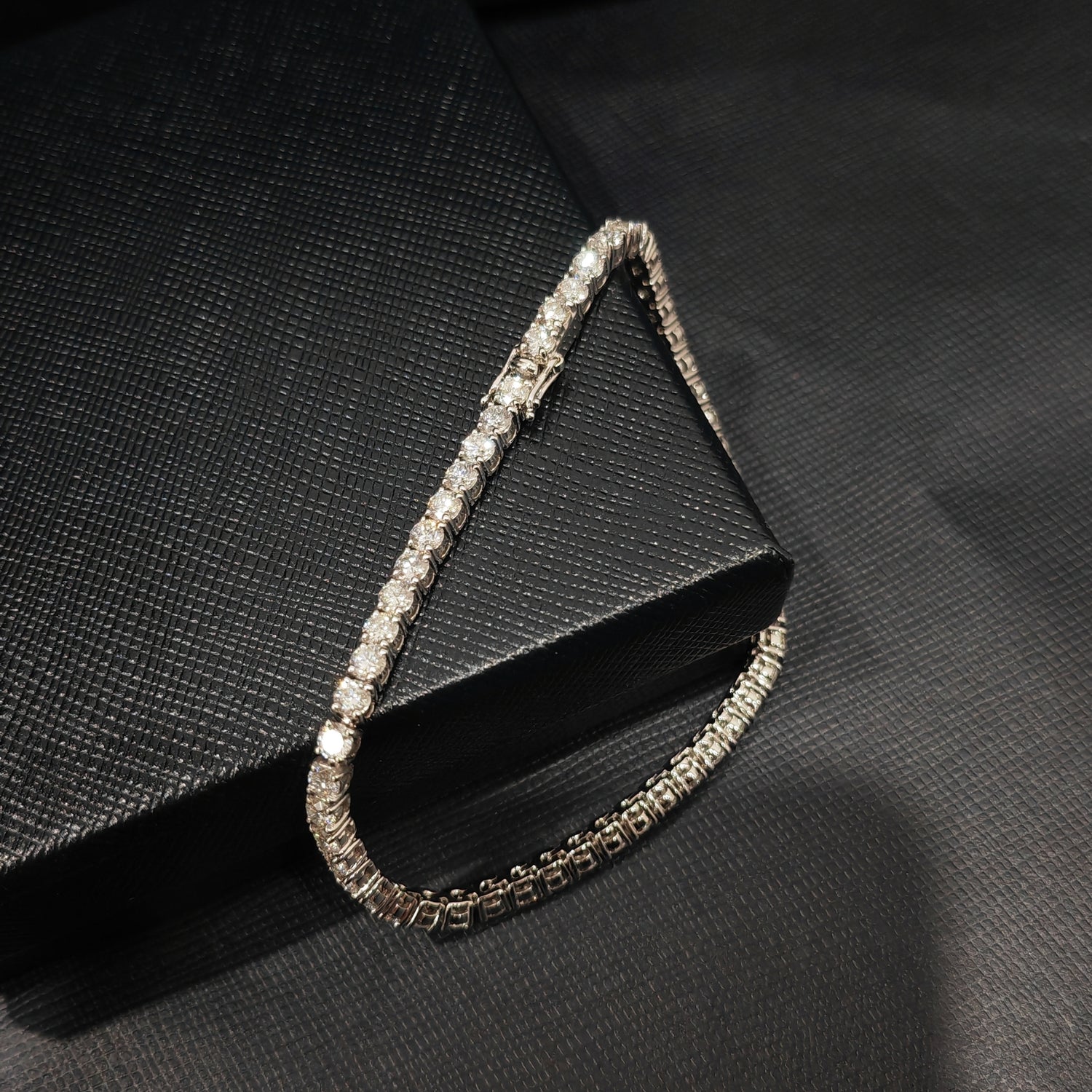 Bracelet de tennis serti de diamants illusion cultivés en laboratoire et monté sur argent sterling 925