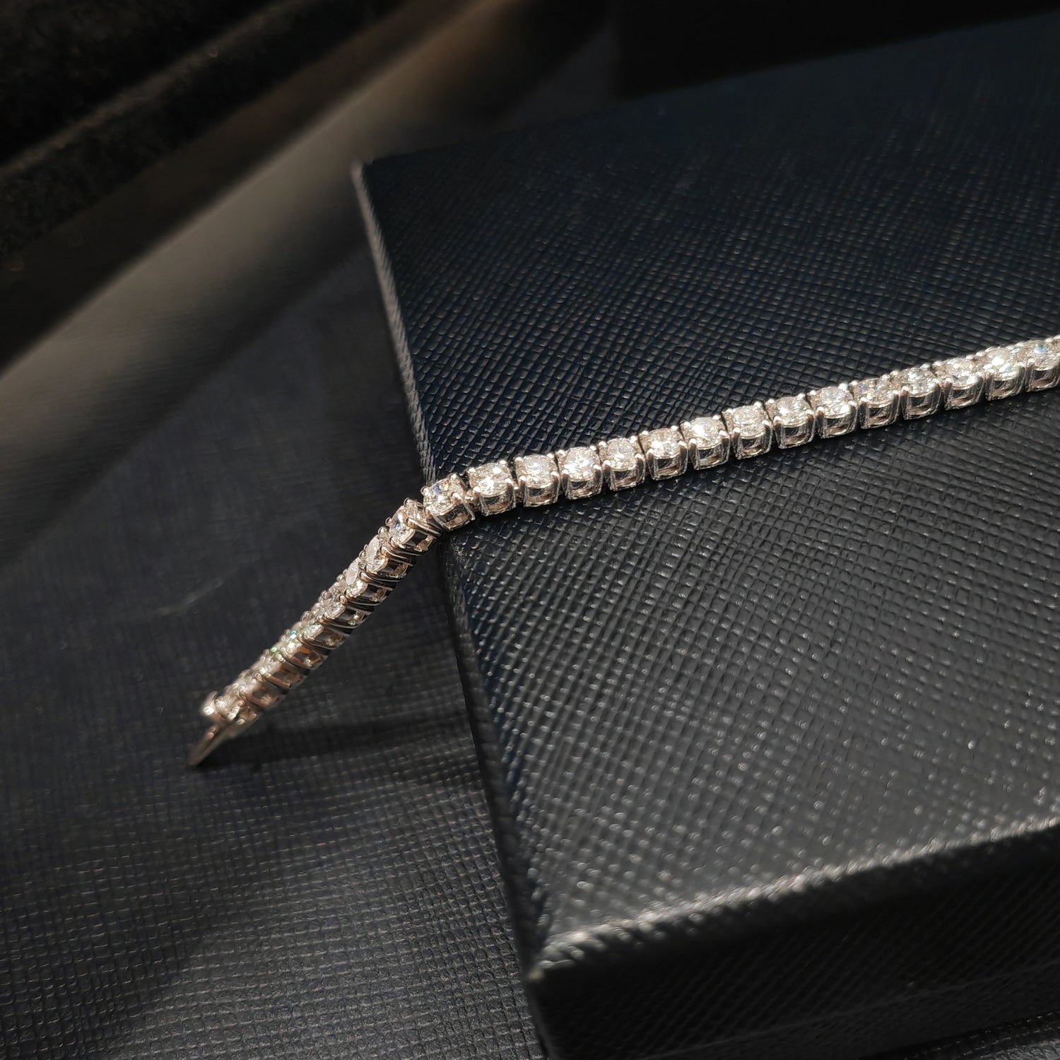 Bracelet de tennis serti de diamants illusion cultivés en laboratoire et monté sur argent sterling 925