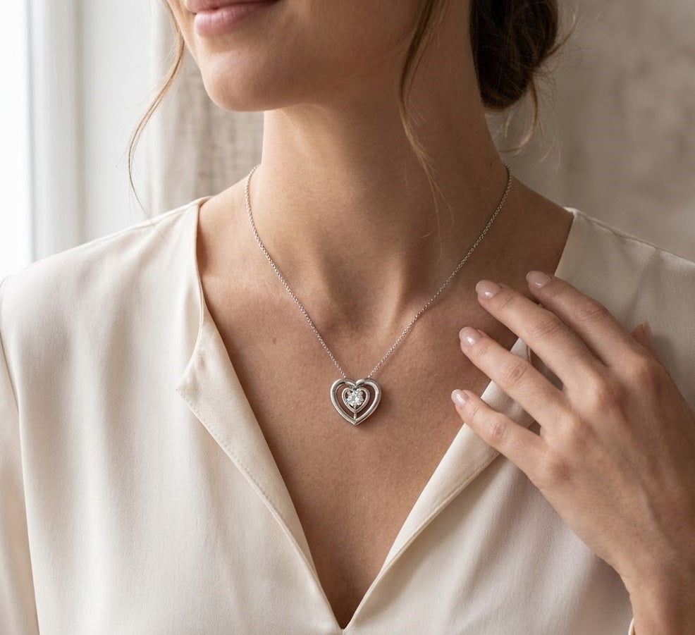 Anhänger „Ewige Liebe“ mit zwei runden Diamanten in Herzform (ohne Kette)