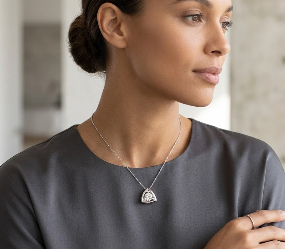 Halskettenanhänger mit dreieckigem, im Labor gezüchtetem Diamanten im Rundschliff (ohne Kette)