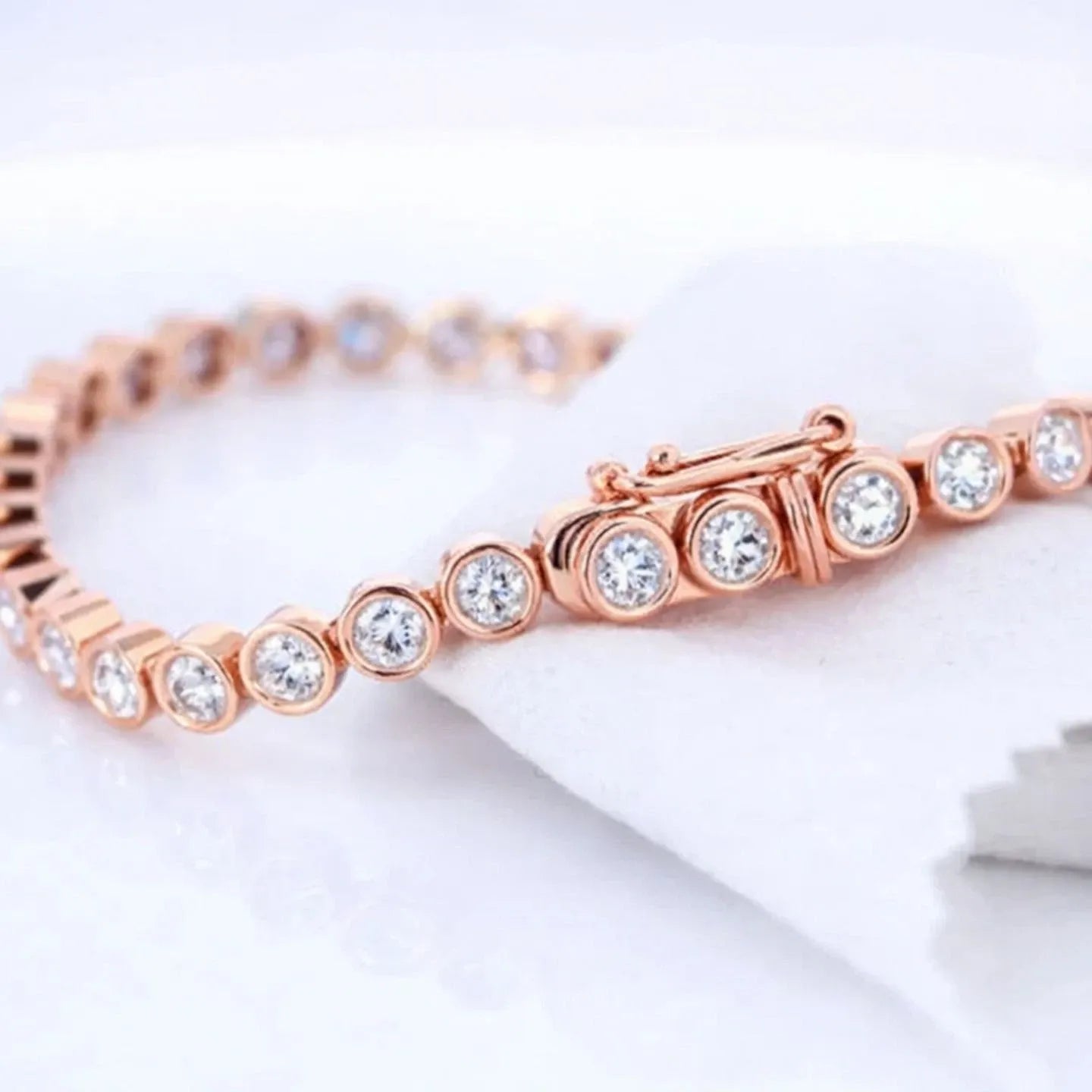 Bracelet de tennis en or 9 carats serti clos de diamants ronds, naturels ou de laboratoire
