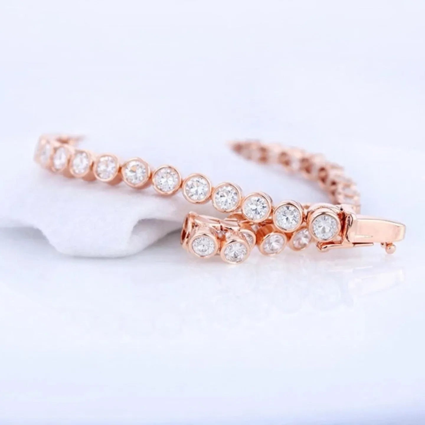 Bracelet de tennis en or 9 carats serti clos de diamants ronds, naturels ou de laboratoire