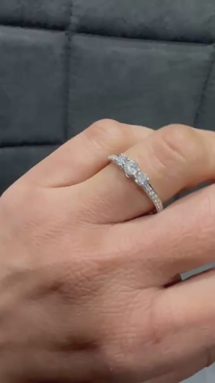 Bague trois diamants de laboratoire sertis griffes, idéale comme cadeau d'anniversaire - en argent 925