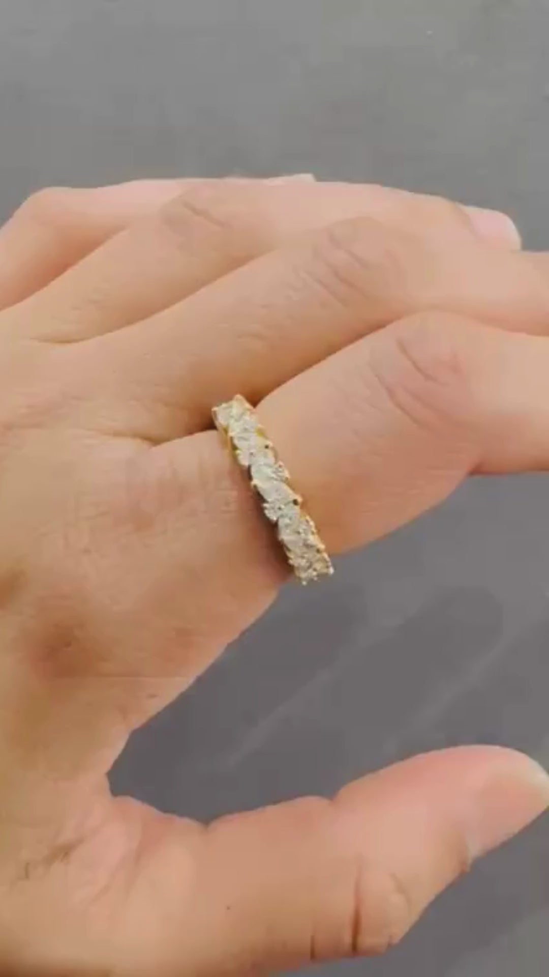 Halb-Ewigkeitsring mit 1,00 ct im Labor gezüchteten Diamanten im Marquise- und Rundschliff in 18 Karat Gelbgold