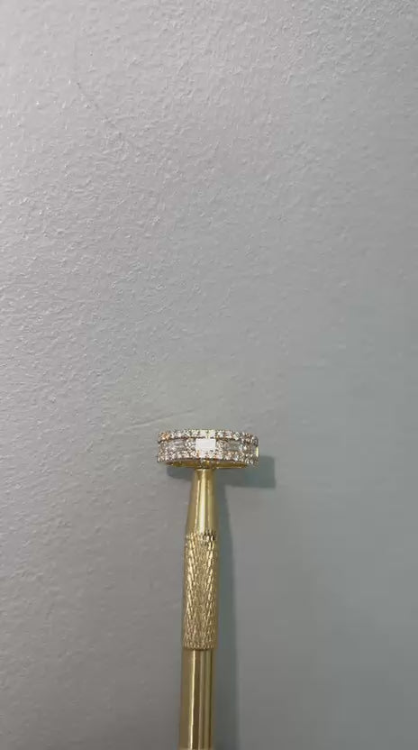 Ehering mit runden und baguetteförmigen Naturdiamanten in 18-karätigem Gelbgold