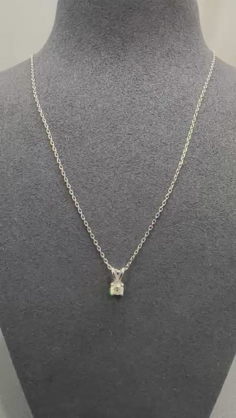 Pendentif solitaire rond en or blanc 14 carats à double anneau, serti d'un diamant naturel.