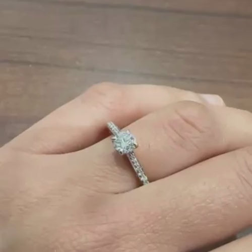 Bague de fiançailles solitaire en or jaune 9 carats, sertie d'un halo de moissanite taille ronde.